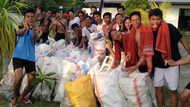 Students beach clean up