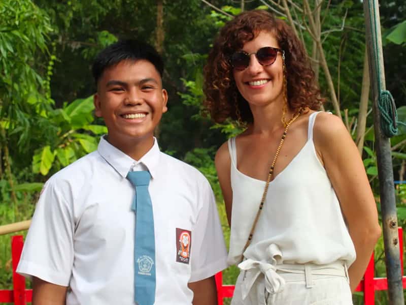 Een student op de foto met een gast